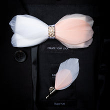 Charger l'image dans la galerie, Broche et Nœud papillon en plumes naturelles pour Homme.