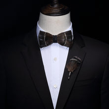 Charger l'image dans la galerie, Broche et Nœud papillon en plumes naturelles pour Homme.