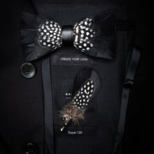 Charger l'image dans la galerie, Broche et Nœud papillon en plumes naturelles pour Homme.