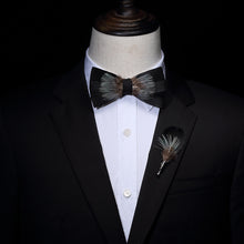 Charger l'image dans la galerie, Broche et Nœud papillon en plumes naturelles pour Homme.