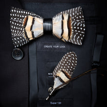 Charger l'image dans la galerie, Broche et Nœud papillon en plumes naturelles pour Homme.